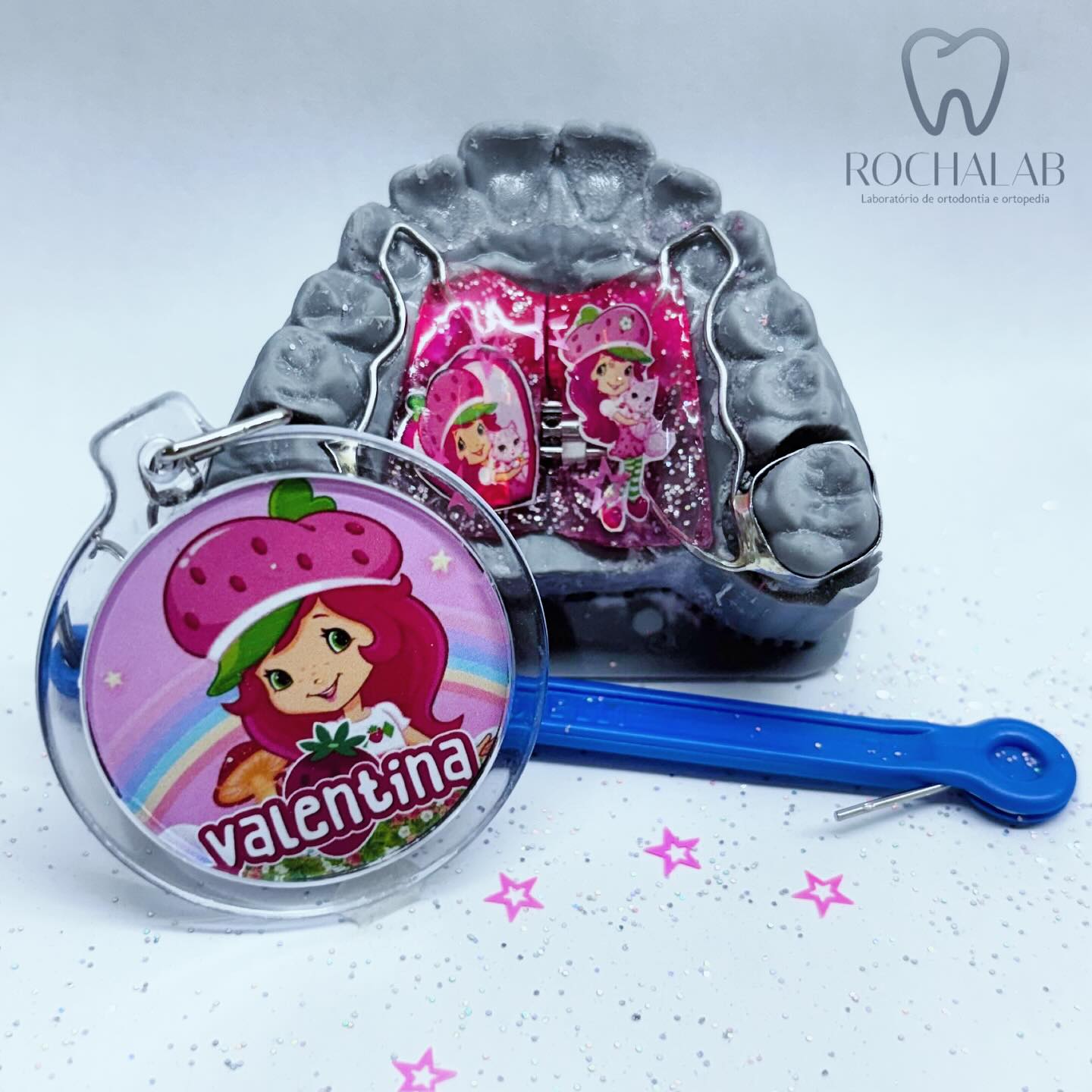 Aparelho ortodôntico infantil personalizado com tema Moranguinho - Dra. Daniele Tavares Odontopediatra Tijuca